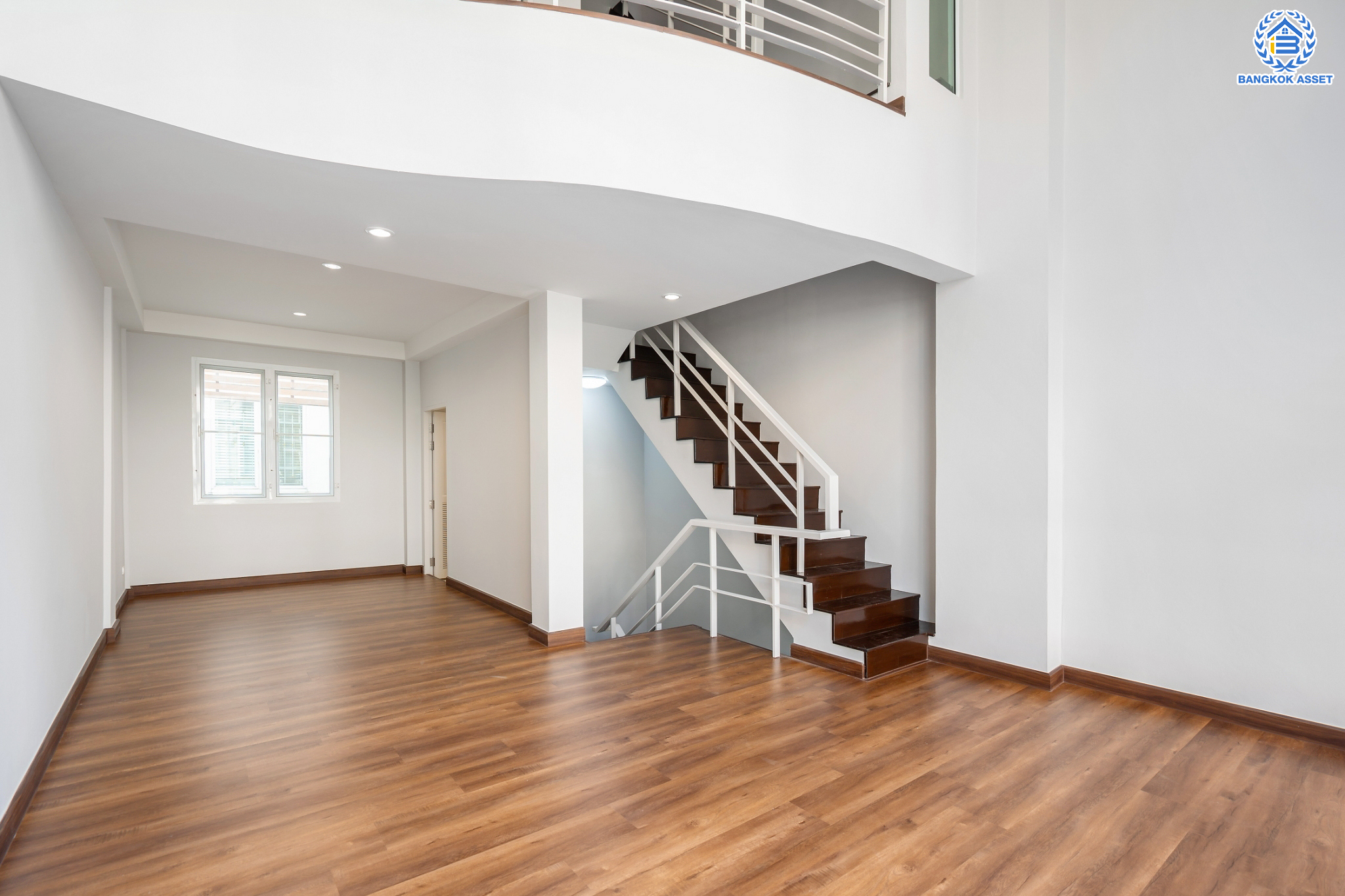 บ้านมือสองตกแต่งใหม่ ม.เดอะพาร์ค ลาดพร้าววังหิน78 ทาวน์โฮม 3 ชั้นครึ่ง เนื้อที่ 16 ตร.ว. ฟังก์ชันจัดเต็ม 3 ห้องนอน (มีห้องน้ำในตัวทุกห้อง) 4 ห้องน้ำ จอดรถได้1 คัน บนทำเลเชื่อมต่อหลายเส้นทาง ใกล้เซ็นทรัลลาดพร้าว เมเจอร์รัชโยธิน ม.ราชภัฏจันทรเกษม ทางด่วน "ฉลองรัช" และรถไฟฟ้าสายสีเขียว "สถานีเสนานิคม"